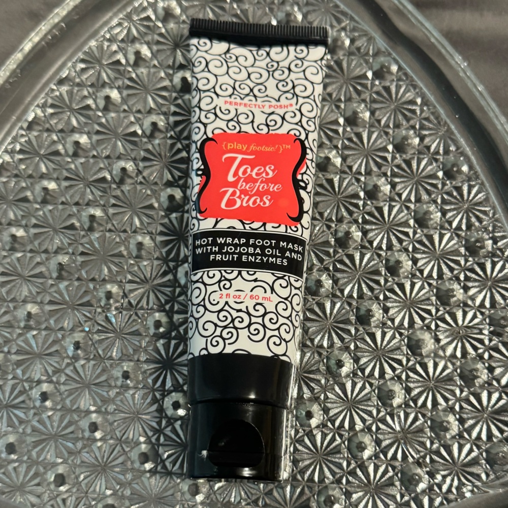 Perfectly Posh Toes Before Bios Foot Mask - Black and White